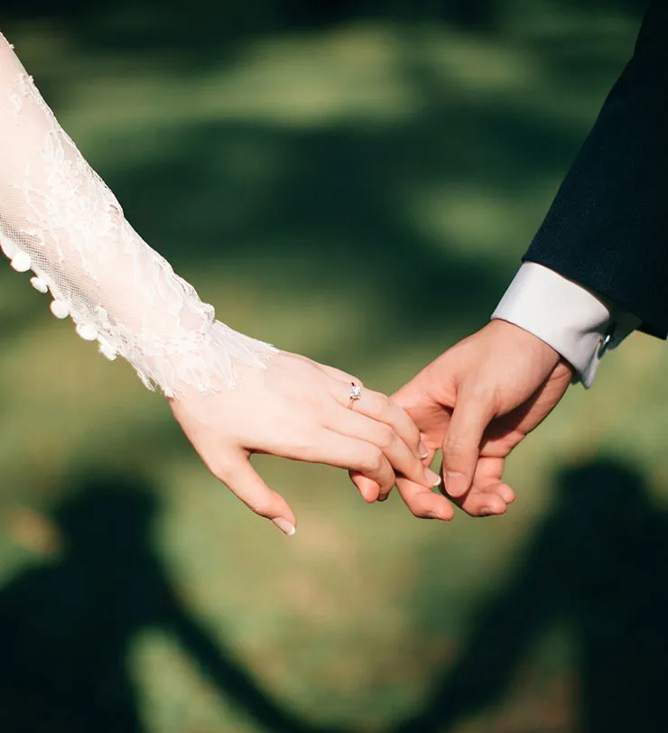 Mains de mariés avec alliances, mariage au Clos des Demoiselles, domaine romantique près de Sancerre