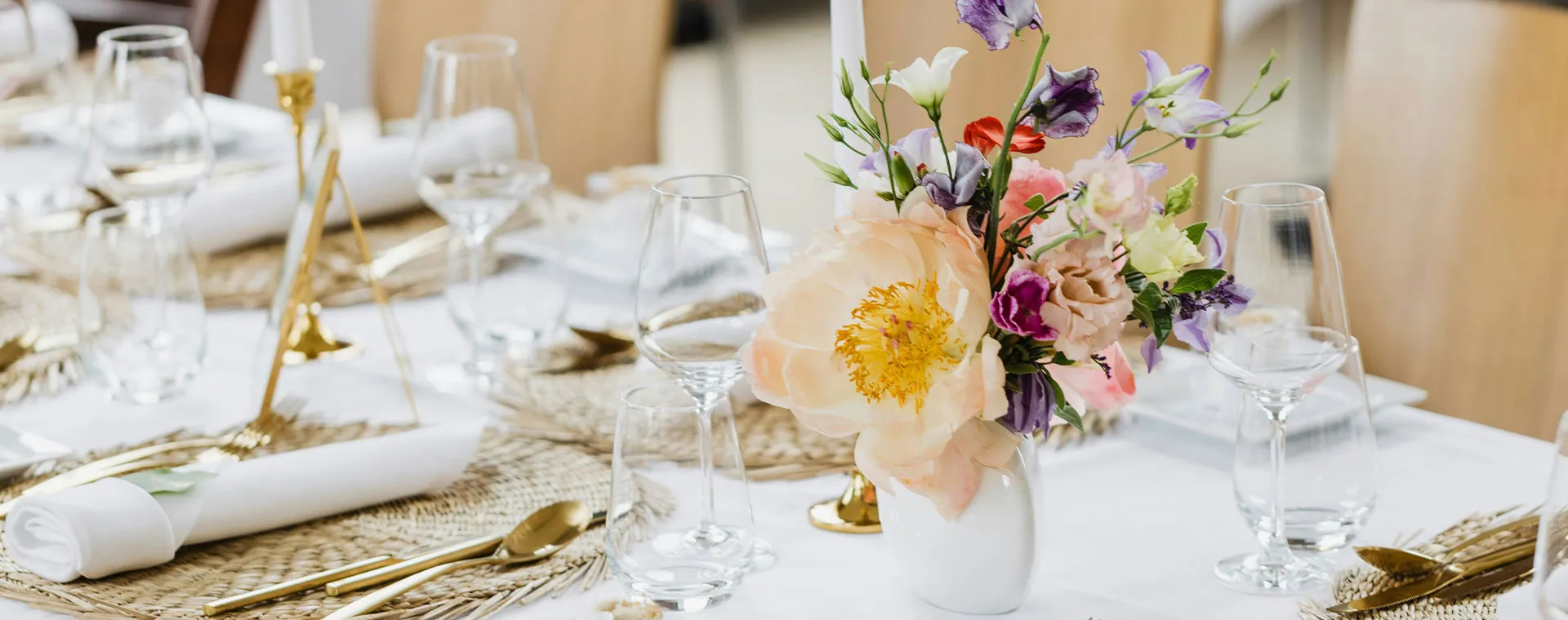 Table de mariage décorée avec bouquet de fleurs pour une réception au Clos des Demoiselles près de Sancerre